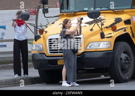 2 Touristen aus Pain nehmen Selfies in den Seitenspiegeln eines Satmar Schulbusses. Auf der Lee Avenue in Williamsburg an einem Sommersonntag Stockfoto