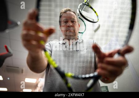 Huw Phillips, Racket Stringer in Wimbledon am fünften Tag der Meisterschaften 2024 im All England Lawn Tennis and Croquet Club in London. Bilddatum: Freitag, 5. Juli 2024. Stockfoto