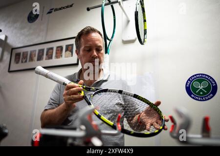 Huw Phillips, Racket Stringer in Wimbledon am fünften Tag der Meisterschaften 2024 im All England Lawn Tennis and Croquet Club in London. Bilddatum: Freitag, 5. Juli 2024. Stockfoto