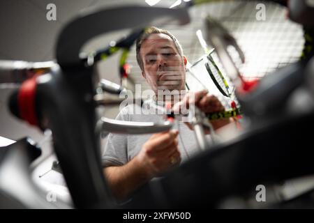 Huw Phillips, Racket Stringer in Wimbledon am fünften Tag der Meisterschaften 2024 im All England Lawn Tennis and Croquet Club in London. Bilddatum: Freitag, 5. Juli 2024. Stockfoto