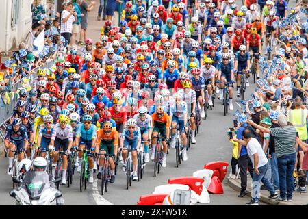 Die Teilnehmer der Tour de France 2024 fahren zu Beginn der 6. Etappe von Mâcon nach Dijon durch den Weiler La Roche-Vineuse. Quelle: Orjan Ellingvag/Alamy Live News Stockfoto