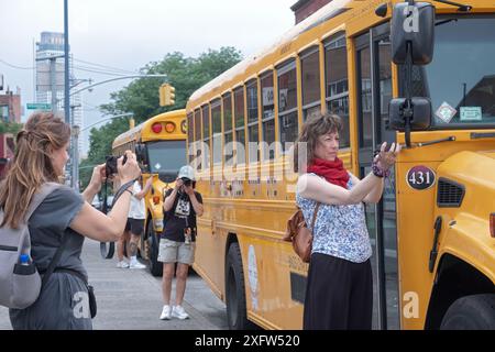 Eine Touristenfrau, die ein Foto von mir macht, das eine Frau fotografiert, die ein Foto von einer dritten Frau macht, die ein Selfie in einem Busspiegel macht. Die Frauen sind Spanier. Stockfoto