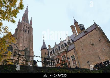 30-10-2014 Brüssel, Belgien - traditionelle Gebäude und die Kirche unserer Lieben Frau von einem Boot auf dem Brügge-Kanal aus gesehen Stockfoto