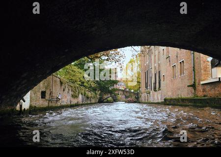 30-10-2014 Brüssel, Belgien - unter einer Brücke im Brügge-Kanal, wobei eine weitere Brücke in der Ferne erobert wird Stockfoto