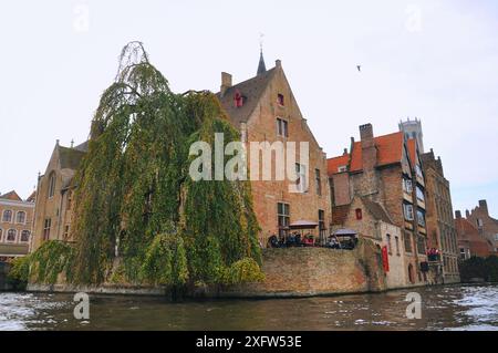 30-10-2014 Brüssel, Belgien - Panoramablick auf Rozenhoedkaai (Rosenkranzquay) in Brügge von einem Kanalboot aus Stockfoto