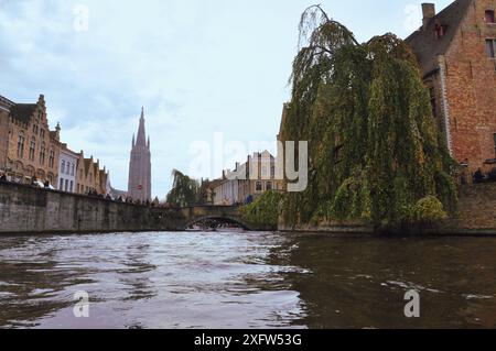 30-10-2014 Brüssel, Belgien - Blick auf den Turm der Frauenkirche vom Boot auf dem Rosary Quay Kanal Stockfoto