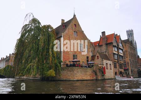 30-10-2014 Brüssel, Belgien - Panoramablick auf Rozenhoedkaai (Rosenkranzquay) in Brügge von einem Kanalboot aus Stockfoto