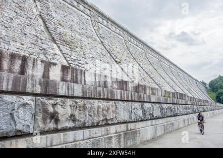 Teil der Struktur des Kensico Dam Dam, gesehen von der Kensico Dam Plaza unten in Valhalla, Westchester, New York. Stockfoto