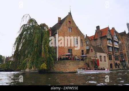 30-10-2014 Brüssel, Belgien - Panoramablick auf Rozenhoedkaai (Rosenkranzquay) in Brügge von einem Kanalboot aus Stockfoto