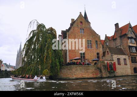 30-10-2014 Brüssel, Belgien - Panoramablick auf Rozenhoedkaai (Rosenkranzquay) in Brügge von einem Kanalboot aus Stockfoto