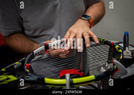 Huw Phillips, Racket Stringer in Wimbledon am fünften Tag der Meisterschaften 2024 im All England Lawn Tennis and Croquet Club in London. Bilddatum: Freitag, 5. Juli 2024. Stockfoto