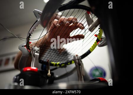 Huw Phillips, Racket Stringer in Wimbledon am fünften Tag der Meisterschaften 2024 im All England Lawn Tennis and Croquet Club in London. Bilddatum: Freitag, 5. Juli 2024. Stockfoto