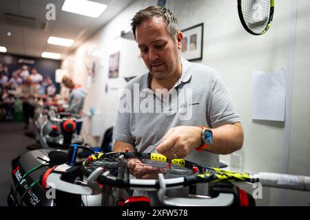 Huw Phillips, Racket Stringer in Wimbledon am fünften Tag der Meisterschaften 2024 im All England Lawn Tennis and Croquet Club in London. Bilddatum: Freitag, 5. Juli 2024. Stockfoto