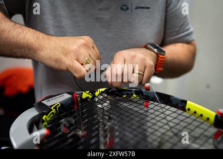 Huw Phillips, Racket Stringer in Wimbledon am fünften Tag der Meisterschaften 2024 im All England Lawn Tennis and Croquet Club in London. Bilddatum: Freitag, 5. Juli 2024. Stockfoto