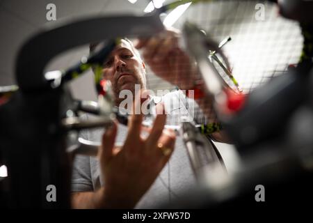 Huw Phillips, Racket Stringer in Wimbledon am fünften Tag der Meisterschaften 2024 im All England Lawn Tennis and Croquet Club in London. Bilddatum: Freitag, 5. Juli 2024. Stockfoto