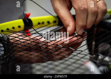 Huw Phillips, Racket Stringer in Wimbledon am fünften Tag der Meisterschaften 2024 im All England Lawn Tennis and Croquet Club in London. Bilddatum: Freitag, 5. Juli 2024. Stockfoto