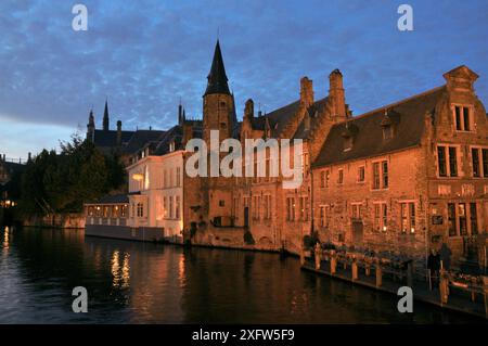 30-10-2014 Brüssel, Belgien - Ein atemberaubender Blick bei Nacht auf den Kanal von Brügge mit traditionellen Häusern, die wunderschön beleuchtet sind Stockfoto