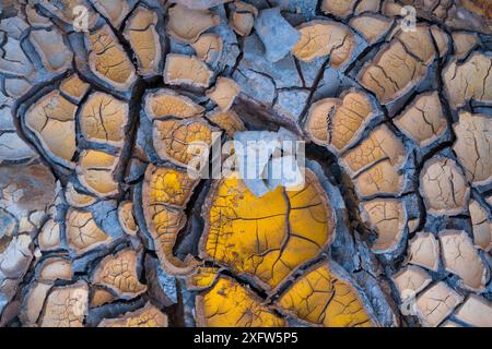 Getrockneter Schlamm im Rio Tinto - Roter Fluss, Sierra Morena, Golf von CÃ¡diz, Andalusien, Spanien. Januar 2017. Stockfoto