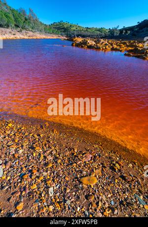 Rio Tinto - Roter Fluss, Sierra Morena, Golf von Cadiz, Huelva, Andalusien, Spanien. Januar. Stockfoto