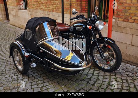 30-10-2014 Brüssel, Belgien - Ein schöner Cabrio-Beiwagen, der auf einer malerischen Kopfsteinpflasterstraße parkt Stockfoto