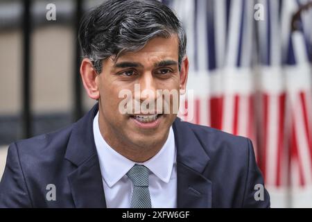 London, Großbritannien. Juli 2024. Rishi Sunak, ehemaliger Premierminister des Vereinigten Königreichs und Führer der Konservativen Partei, hält heute seine Abschiedsrede in der Downing Street. Seine Frau Akshata Murty steht hinter ihm vor der Nummer 10. Quelle: Imageplotter/Alamy Live News Stockfoto