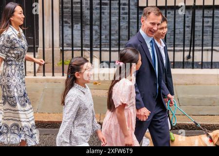 Downing Street, London, Großbritannien. Juli 2024. Der scheidende Finanzminister Jeremy Hunt verlässt die Downing Street 11 mit seiner Familie. Quelle: Amanda Rose/Alamy Live News Stockfoto