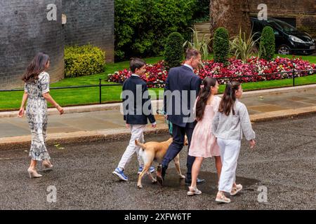Downing Street, London, Großbritannien. Juli 2024. Der scheidende Finanzminister Jeremy Hunt verlässt die Downing Street 11 mit seiner Familie. Quelle: Amanda Rose/Alamy Live News Stockfoto