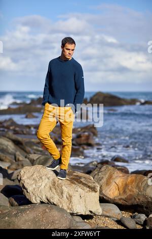 Junger Mann, Strand, Mutriku, Gipuzkoa, Baskenland, Spanien Stockfoto
