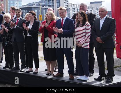 Joani Reid (Zweiter von rechts) schließt sich einigen der neu gewählten Labour-Abgeordneten an, die auf die Ankunft des schottischen Labour-Vorsitzenden Anas Sarwar im Four Winds Pavilion in Glasgow warten, nachdem die Labour Party den Sieg über die Wahl der Labour Party errungen hatte. Bilddatum: Freitag, 5. Juli 2024. Stockfoto