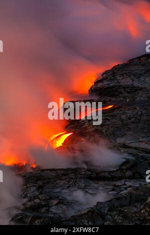Lava fließt in den Pazifischen Ozean von der East Riff Zone des Kilauea Volcano, Hawaii. Dezember 2016. Stockfoto