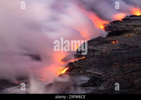 Lava fließt in den Pazifischen Ozean von der East Riff Zone des Kilauea Volcano, Hawaii. Dezember 2016. Stockfoto