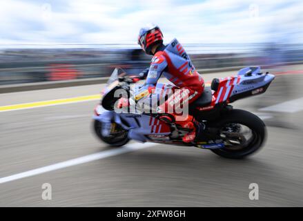 Hohenstein Ernstthal, Deutschland. Juli 2024. Motorsport/Motorrad: Grand Prix von Deutschland, Sachsenring, MotoGP, 1. Freies Training, Marc Marquez aus Spanien vom Gresini Racing MotoGP Team fährt aus der Boxengasse. Robert Michael/dpa/Alamy Live News Stockfoto