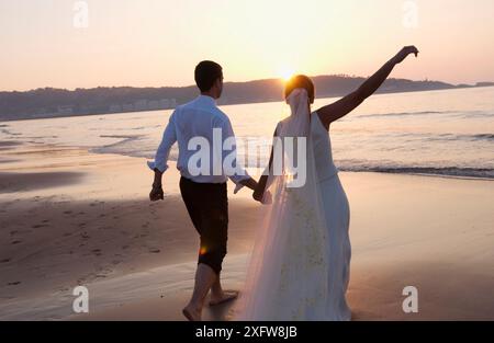 Ehepaar, Strand, Hendaye, Aquitaine, Frankreich Stockfoto