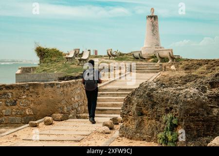 Rückansicht eines Mannes, der an der Vasco da Gama-Säule steht - Einem historischen Denkmal in Malindi-Stadt in Kenia Stockfoto