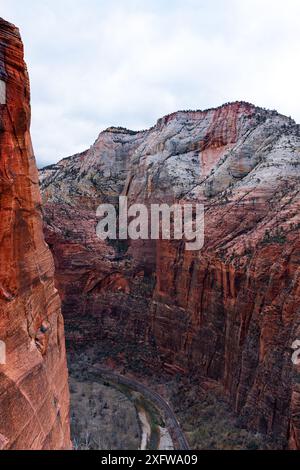 Atemberaubender Blick auf die berühmten Sandsteinklippen vom West Rim Trail im Zion National Park, Utah. Die Parkstraße schlängelt sich entlang des Canyons darunter. Stockfoto