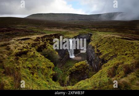 Hull Pot, Horton in Ribblesdale, Yorkshire, England, Vereinigtes Königreich, Januar 2017. Hull Pot ist eine eingestürzte Höhle aus Kalkstein aus der Karbonzeit. Bei Nässe fließt ein Bach in den Topf und setzt seine Reise in einem unterirdischen Höhlensystem fort. Stockfoto