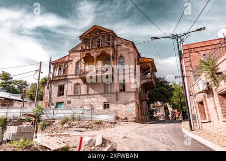 Tiflis, Georgien - 17. JUNI 2024: Straßenblick und traditionelle Architektur in Tiflis, der Hauptstadt Georgiens. Stockfoto
