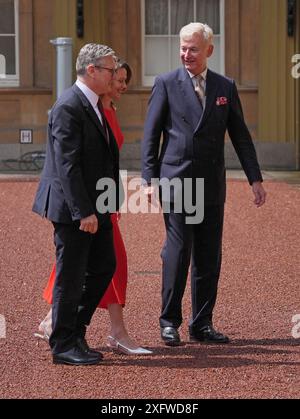 Sir Clive Alderton, Principal Private Secretary of the King and Queen (rechts) begrüßt Sir Keir Starmer, und seine Frau Victoria Starmer, als er im Buckingham Palace in London für eine Audienz mit König Charles III. ankommt, wo er eingeladen wird, Premierminister zu werden und eine neue Regierung zu bilden, nach dem Erdrutsch der allgemeinen Wahlen für die Labour Party. Bilddatum: Freitag, 5. Juli 2024. Stockfoto