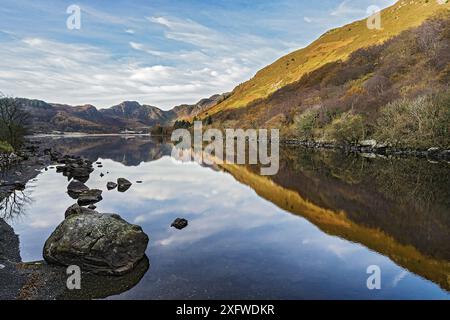 Llyn Crafnant, nördlicher Rand des Gwydir-Waldes, Blick nach Südwesten mit Crimpiau-Berg im Hintergrund. In der Nähe von Llanwrst, Snowdonia National Park, Nordwales, Großbritannien. Oktober 2017. Stockfoto