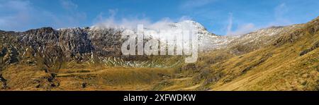 Mount Snowdon Gipfel mit Clogwyn du Ridge auf der linken Seite, Blick in Nordwesten vom Watkin PATH, Snowdonia National Park, North Wales, Großbritannien. Dezember 2017. Stockfoto