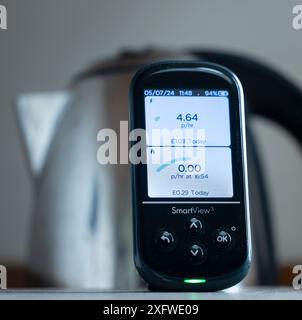 UK Dual Fuel Home Smart Meter Display Viewer für Zuhause zeigt niedrigen Verbrauch im Sommer an Stockfoto