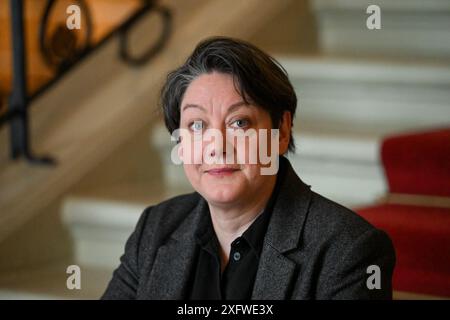 Potsdam, Deutschland. Juli 2024. Die Schriftstellerin Helen Macdonald, fotografiert am Eröffnungsabend des Potsdamer Literaturfestivals „LIT:potsdam“ im Schlosstheater im Neuen Palais. Quelle: Soeren Stache/dpa/Alamy Live News Stockfoto