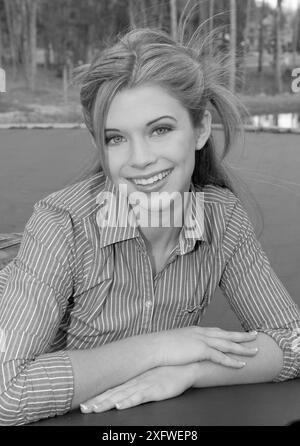 Fröhliches Teenager-Mädchen, das einen sonnigen Tag auf dem Trampolin genießt. USA Stockfoto