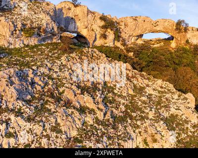 Aufstieg zu den Bögen von Llanero (Augen des Teufels), Pico Candina, Sonabia, Castro Urdiales, Kantabrien, Spanien. Stockfoto