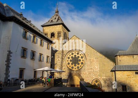 Roncesvalles, Königliche Stiftskirche Santa María de Roncesvalles, Straße Santiago, Navarra, Spanien. Stockfoto