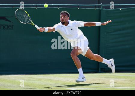 London, London, Großbritannien. Juli 2024. Arthur Fils (FRA) in Aktion, kehrt während der Meisterschaft Wimbledon mit Vorhand zurück (Credit Image: © Mathias Schulz/ZUMA Press Wire) NUR REDAKTIONELLE VERWENDUNG! Nicht für kommerzielle ZWECKE! Quelle: ZUMA Press, Inc./Alamy Live News Stockfoto