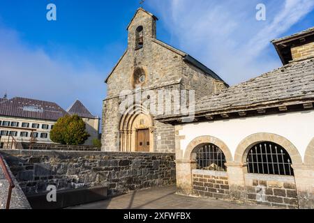 Kirche Santiago und Silo Karls des Großen. Königliche Stiftskirche Santa María de Roncesvalles, Straße Santiago, Navarra, Spanien. Stockfoto