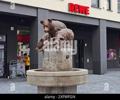 Bärenbrunnen 05.07.2024, Chemnitz,Getreidemarkt/ Börnichtgasse, die Plastik der drei Bärenkinder, ursprünglich ein Werk des Bildhauers Otto Pilz 1876 1934 aus Dresden, war im Jahr 1914 als Ensemble mit einem Becken aus Muschelkalk als Zierbrunnen auf der Internationalen Baufachausstellung in Leipzig zum ersten Mal öffentlich zu sehen. Der Quedlinburger Metallbildhauer Jochen Müller hat die Plastik neu gefertigt. Der Bronzeguss erfolgte in Marienbad. Das Unternehmen Scheunert hat das neue Brunnenbecken geschaffen und die Brunnenmeisterei Schreier hat mit moderner Technik den Brunnen wieder zum S Stockfoto