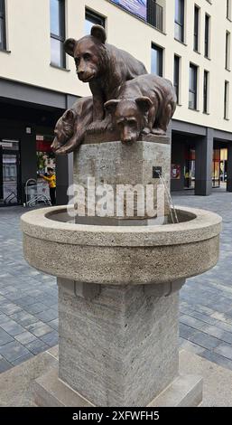 Bärenbrunnen 05.07.2024, Chemnitz,Getreidemarkt/ Börnichtgasse, die Plastik der drei Bärenkinder, ursprünglich ein Werk des Bildhauers Otto Pilz 1876 1934 aus Dresden, war im Jahr 1914 als Ensemble mit einem Becken aus Muschelkalk als Zierbrunnen auf der Internationalen Baufachausstellung in Leipzig zum ersten Mal öffentlich zu sehen. Der Quedlinburger Metallbildhauer Jochen Müller hat die Plastik neu gefertigt. Der Bronzeguss erfolgte in Marienbad. Das Unternehmen Scheunert hat das neue Brunnenbecken geschaffen und die Brunnenmeisterei Schreier hat mit moderner Technik den Brunnen wieder zum S Stockfoto