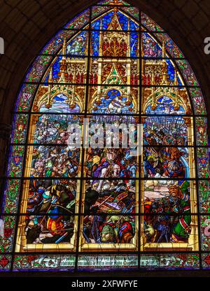 Buntglas für die Schlacht von Las Navas de Tolosa (1212), Kapitelhaus, Roncesvalles, Königliche Stiftskirche Santa María de Roncesvalles, Straße Santiago, Navarra, Spanien. Stockfoto
